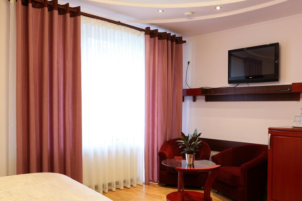 Hotel Bachus Chisinau Room photo