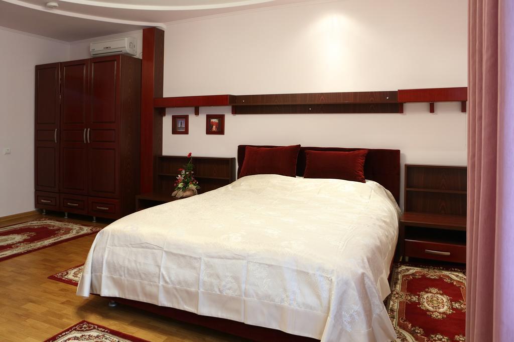 Hotel Bachus Chisinau Room photo