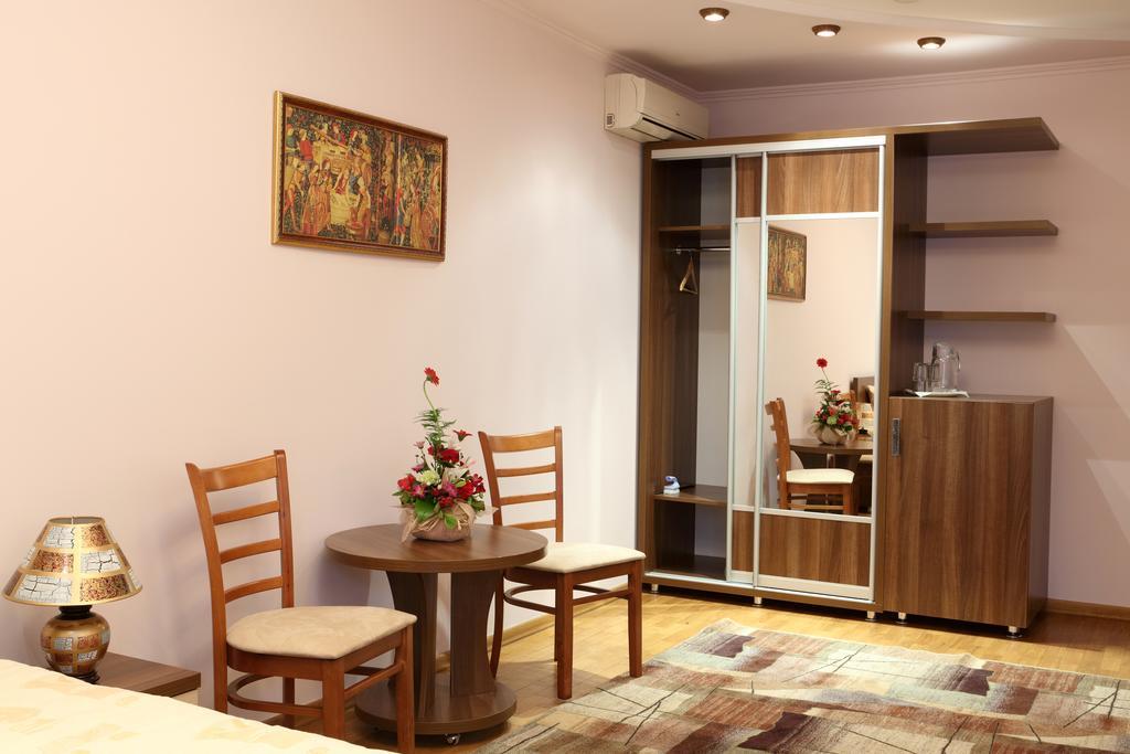 Hotel Bachus Chisinau Room photo
